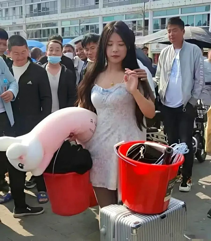 Cô gái 28 tuổi vào nhà máy 'tuyển chồng', ngày đầu đi làm đã khiến hàng loạt đàn ông xếp hàng tỏ tình Ảnh 2