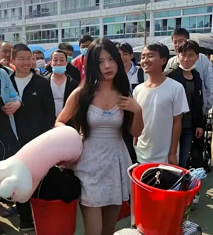 Cô gái 28 tuổi vào nhà máy 'tuyển chồng', ngày đầu đi làm đã khiến hàng loạt đàn ông xếp hàng tỏ tình Ảnh 1