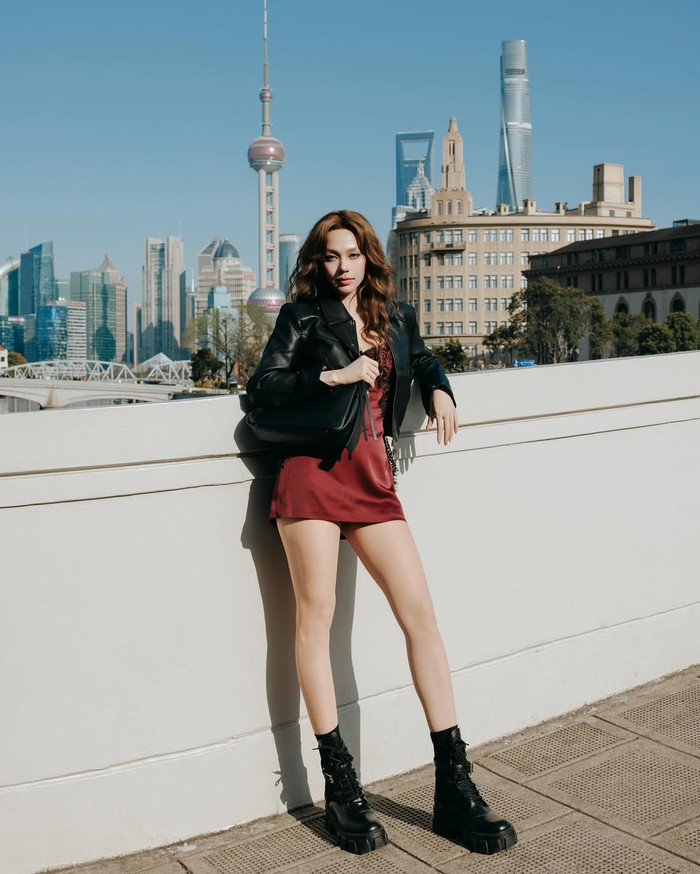 Người đẹp diện trang phục ngắn khoe đôi chân dài 'cực phẩm'. Ảnh: IGNV