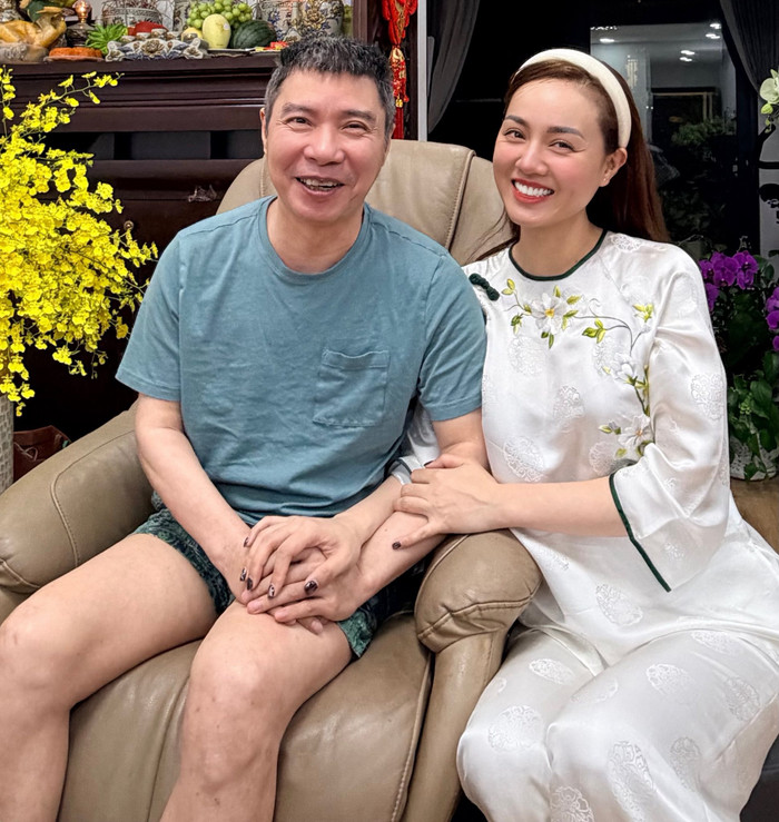 Ngọc Hà luôn ở bên chăm sóc, đồng hành cùng NSND Công Lý. Ảnh: FBNV