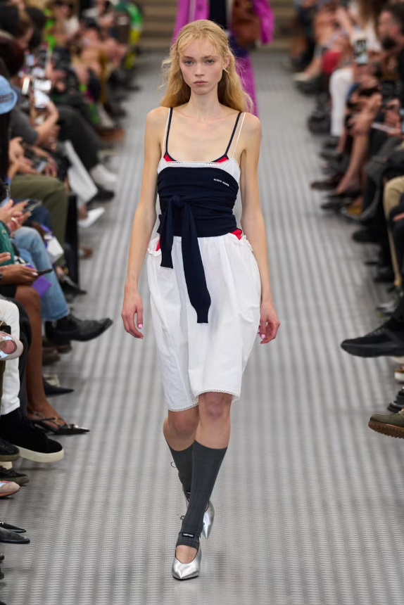 5 cách phối đồ sành điệu với váy trắng Ảnh 2