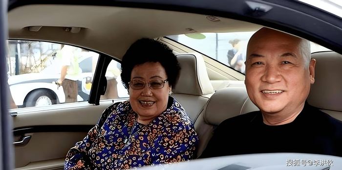 Trần Lệ Hoa và nam diễn viên. (Ảnh: Weibo)