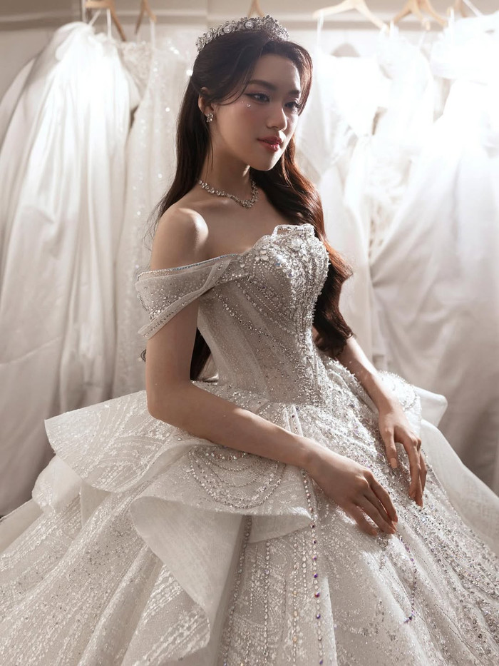 Chiếc váy tôn lên vóc dáng thon gọn và thần thái xinh đẹp của nàng hậu. Ảnh: IGNV&nbsp;