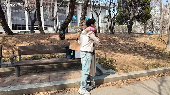 Nữ diễn viên Lee Mi Sook có cuộc gặp gỡ với nam diễn viên Kim Byung Se.