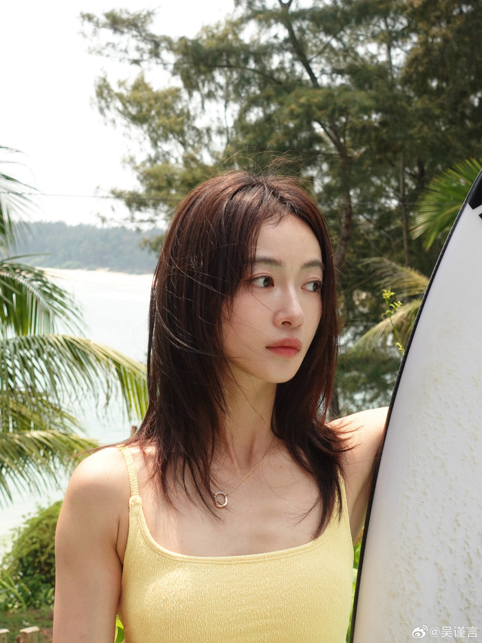 Đường nét gương mặt sắc sảo nhưng vẫn giữ vẻ dịu dàng. (Ảnh: Weibo)