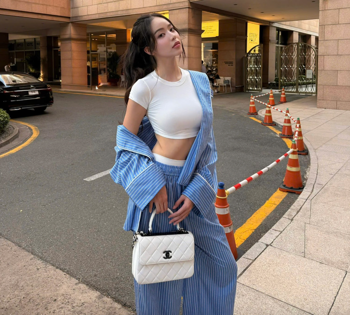 Thanh Thủy e ấp khoe eo thon. Ảnh: FBNV