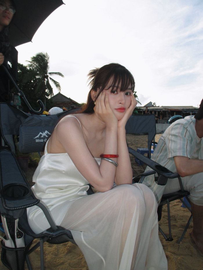 Người đẹp sinh năm 2000 lựa chọn bước ra khỏi vùng an toàn của danh hiệu hoa hậu, dấn thân vào điện ảnh.