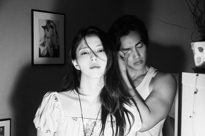 Han So Hee thoải mái tạo dáng ở bên người khác giới. Ảnh: IGNV