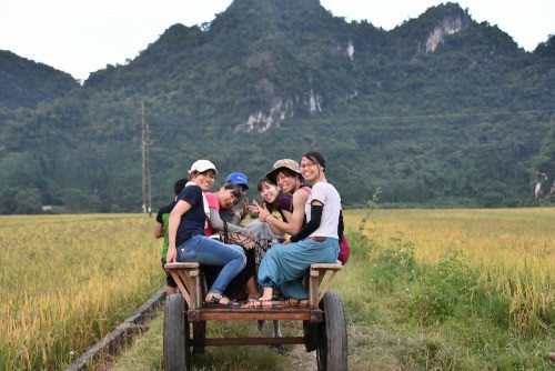 Hình ảnh du khách tại Bản Nưa.