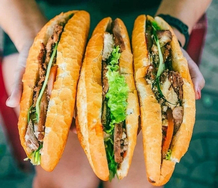 Bánh mì là một trong những món ngon của ẩm thực Việt Nam.