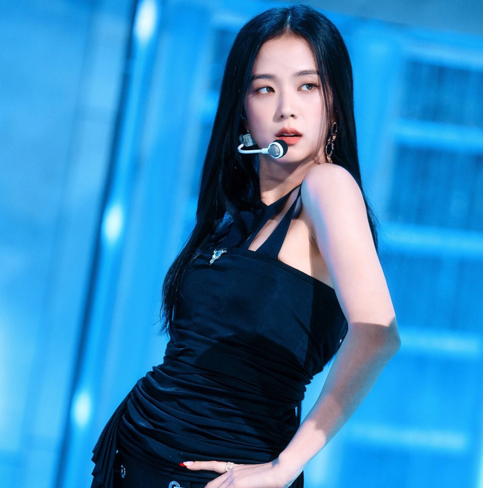 Trên mạng xã hội, cư dân mạng dành nhiều lời khen cho Jisoo.