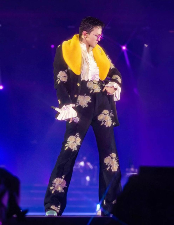 Nam ca sĩ kiếm hơn 1,3 nghìn tỷ đồng trong một năm, danh tính chẳng xa lạ Ảnh 4