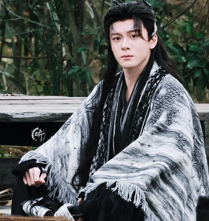 Tăng Thuấn Hy là gương mặt quen thuộc với khán giả yêu thích phim cổ trang. Sau thành công của Liên Hoa Lâu, nam diễn viên tiếp tục củng cố vị thế khi góp mặt trong dự án lần này. Anh không chỉ ghi điểm nhờ kinh nghiệm diễn xuất mà còn được đánh giá cao bởi hình ảnh chỉn chu, đời tư kín tiếng và khả năng ngôn ngữ linh hoạt.