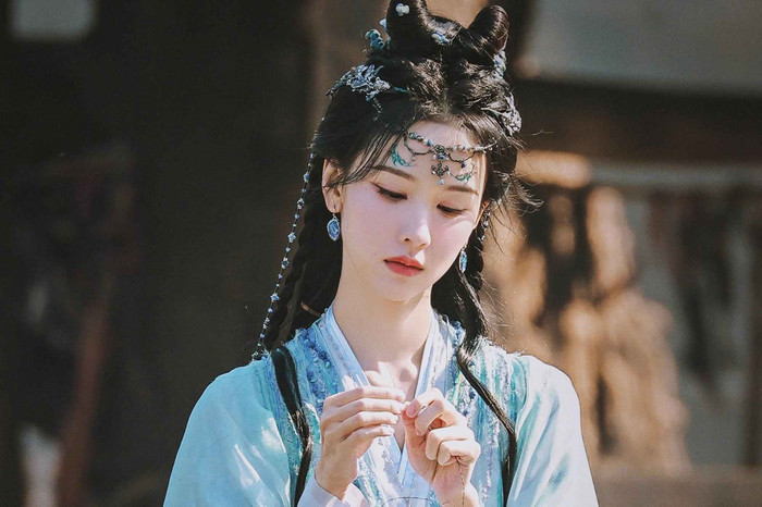 Từng gây chú ý với hình ảnh học bá xuất thân từ đại học hàng đầu, Trần Đô Linh nay đã trở thành gương mặt quen thuộc của màn ảnh nhỏ. Trong phim, cô đảm nhận vai Vụ Vọng Ngôn - chị gái của Lộ Vu Y, sở hữu khí chất lạnh lùng, sức mạnh vượt trội và nội tâm phức tạp. Tạo hình sắc sảo cùng lối diễn tiết chế giúp cô nhận nhiều lời khen, đặc biệt khi đứng cạnh bạn diễn vẫn giữ được sức hút riêng.