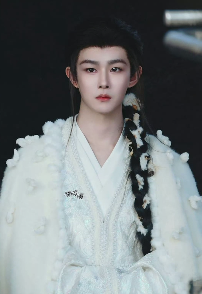 Điền Gia Thụy tiếp tục hợp tác với đạo diễn Quách Kính Minh sau những dự án trước đó. Trong phim, anh vào vai Ký Linh - pháp sư mang thân phận bí ẩn, tồn tại giữa ranh giới ba cõi. Nhân vật có chiều sâu với nhiều lớp tính cách, đồng thời tạo nên tuyến tình cảm nửa bạn nửa thù với Vụ Vọng Ngôn. Sự kết hợp này nhanh chóng thu hút sự chú ý từ khán giả.