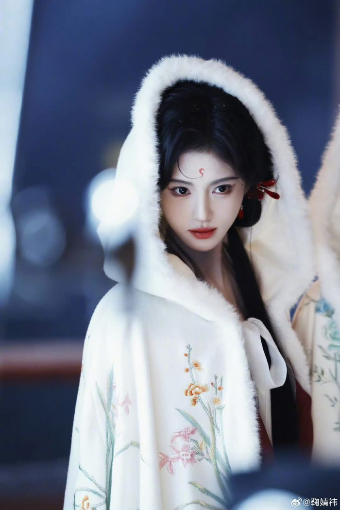 Vốn được mệnh danh là 'mỹ nhân 4000 năm', Cúc Tịnh Y tiếp tục khẳng định thế mạnh ở dòng phim cổ trang. Trong Nguyệt Lân Ỷ Kỷ, cô vào vai Lộ Vu Y - em út trong cặp tỷ muội hồ ly chín đuôi. Nhân vật mang vẻ ngoài xinh đẹp, lanh lợi nhưng ẩn chứa nét nổi loạn và hành trình trưởng thành rõ nét. So với các vai diễn trước, hình tượng lần này có phần gai góc hơn, hứa hẹn mang đến sự mới mẻ trong cách thể hiện của nữ diễn viên.