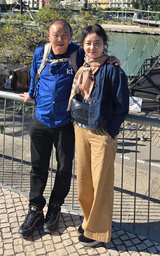 Ông Park cùng vợ đi du lịch. Ảnh: FBVN