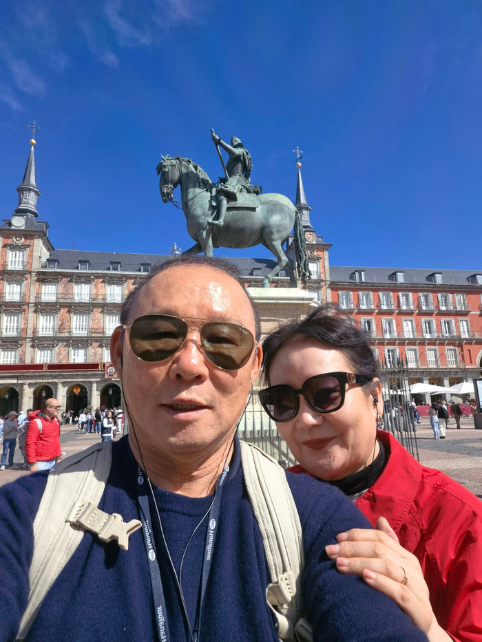 HLV Park Hang Seo đã thông báo có mặt tại Tây Ban Nha cùng vợ. Thông tin này lập tức nhận được sự quan tâm lớn từ người hâm mộ. Ảnh: FBNV