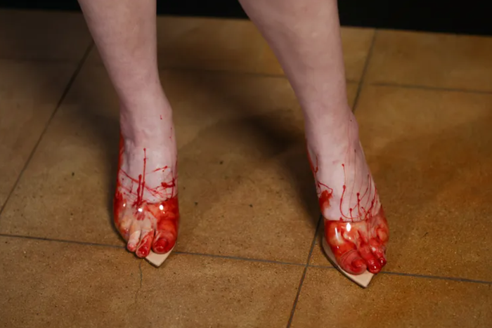 Barbie Ferreira 'lột xác' với giày cao gót nhuốm máu. Ảnh: Getty