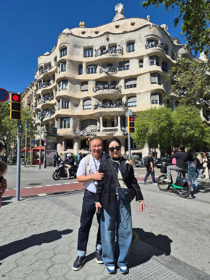 HLV Park Hang Seo đang có chuyến nghỉ dưỡng tại Tây Ban Nha cùng vợ, nhưng hành trình lần này lại không hoàn toàn suôn sẻ như mong đợi. Ảnh: FBNV