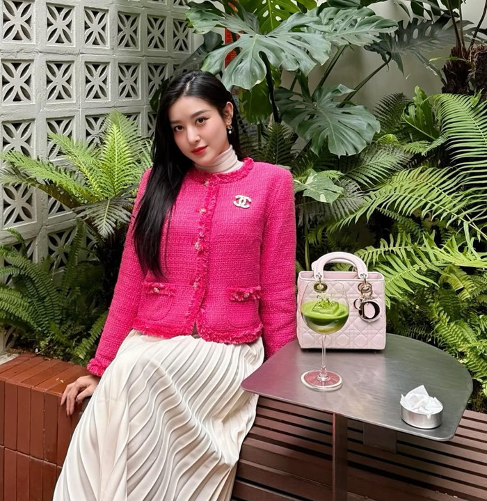 Không khó để bắt gặp Huyền My xuất hiện với túi đồ hiệu sang chảnh. Ảnh: IGNV&nbsp;