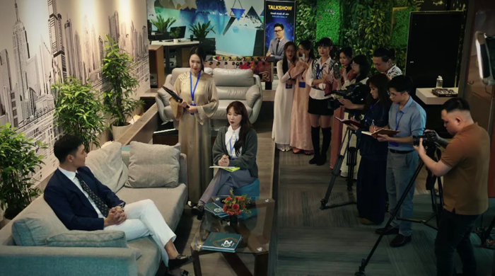 Trần Lâm trở thành tâm điểm tranh luận với hành động bỏ về giữa chương trình