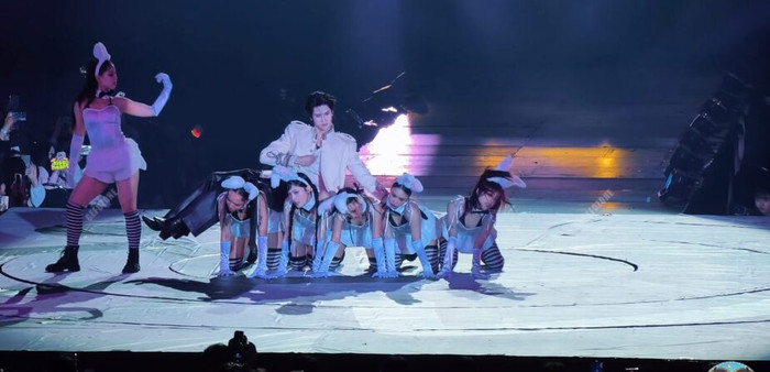 Nam ca sĩ Thái Lan gây tranh cãi với sân khấu có yếu tố kì thị phụ nữ Ảnh 2