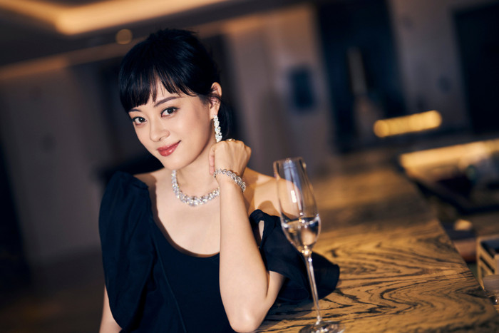 Dù đã hơn 40 tuổi nhưng Tôn Lệ trông vẫn rất trẻ trung. (Ảnh: Sohu)