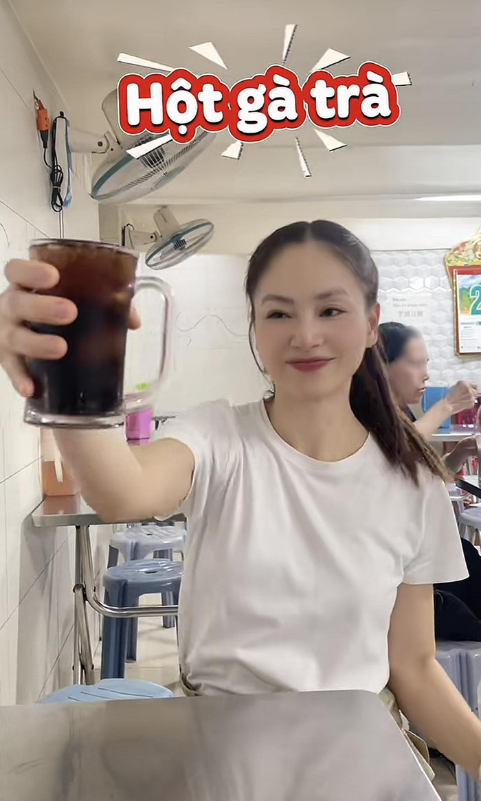 Lan Phương thưởng thức món hột gà trà khi vào TP.HCM công tác.