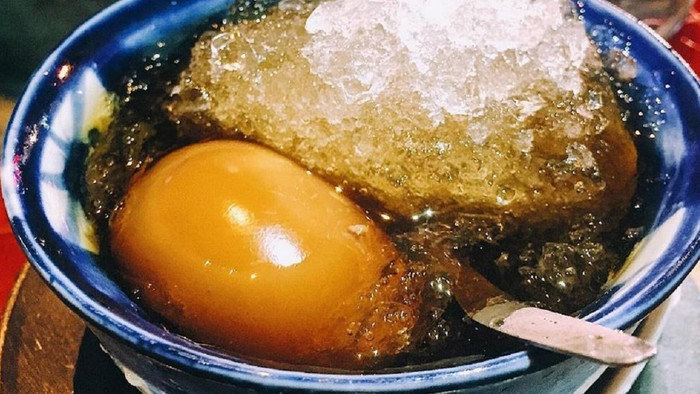 Nguyên liệu chính của món gồm trứng gà, trà đen, đường và một số loại thảo mộc. (ảnh minh họa từ Internet)