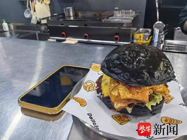 Người phụ nữ ăn 12 chiếc bánh hamburger, chủ quán liền gọi cảnh sát Ảnh 1