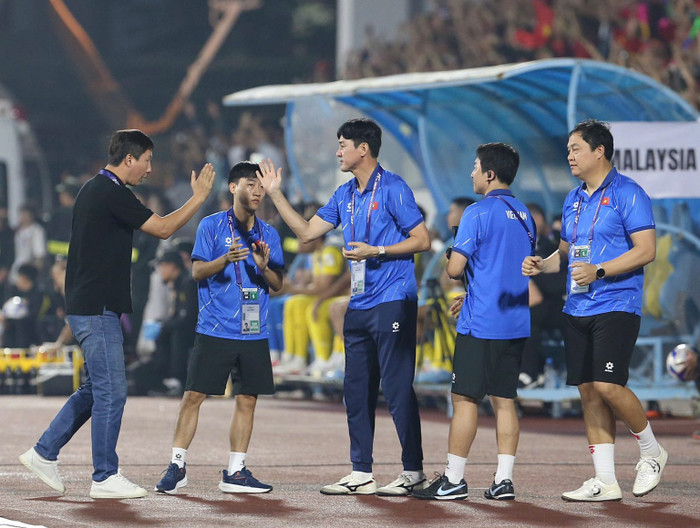 Trợ lý Lee Jung-soo (giữa) nghỉ việc. Ảnh: VFF