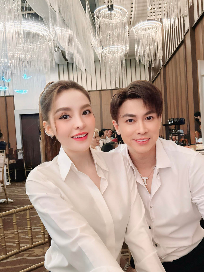 Hồ Việt Trung và Saka Trương Tuyền từng có một thời gian dài giữ kín chuyện tình cảm trước khi công khai với khán giả. Ảnh: FBNV