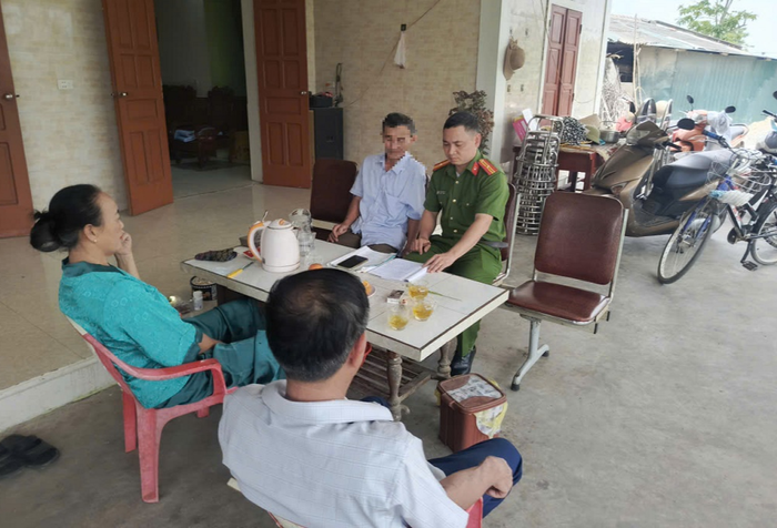 Công an xã Yên Thành tuyên truyền cho người dân thủ đoạn lừa đảo của tội phạm.&nbsp;