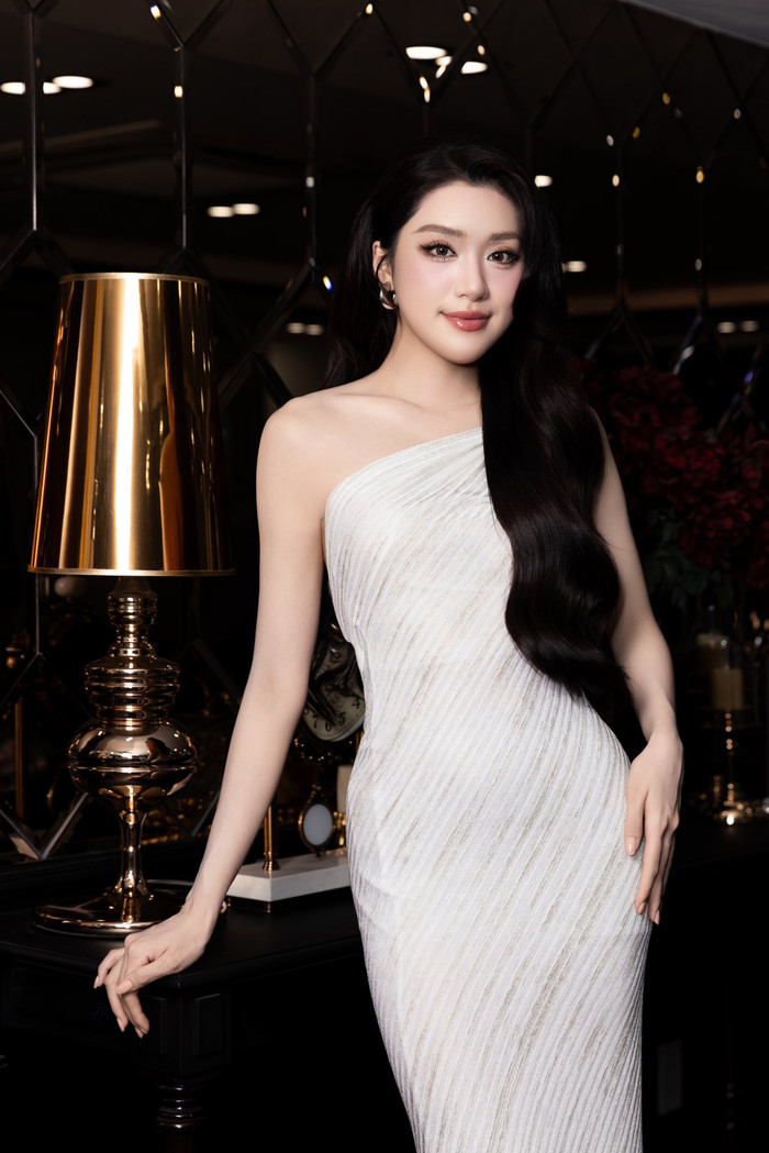 Phương Oanh luôn xuất hiện trước công chúng với hình ảnh chỉn chu, thanh lịch. Ảnh: FBNV