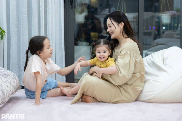 Nữ diễn viên dành trọn thời gian cho hai con gái (Ảnh: Báo Dân Trí)