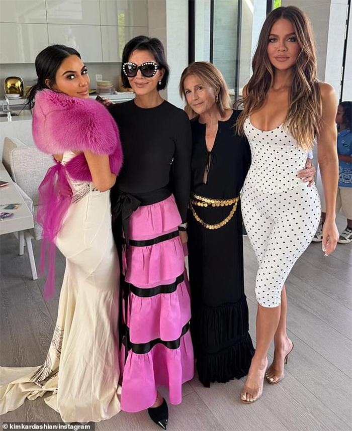 Kim Kardashian với các thành viên trong gia đình.
