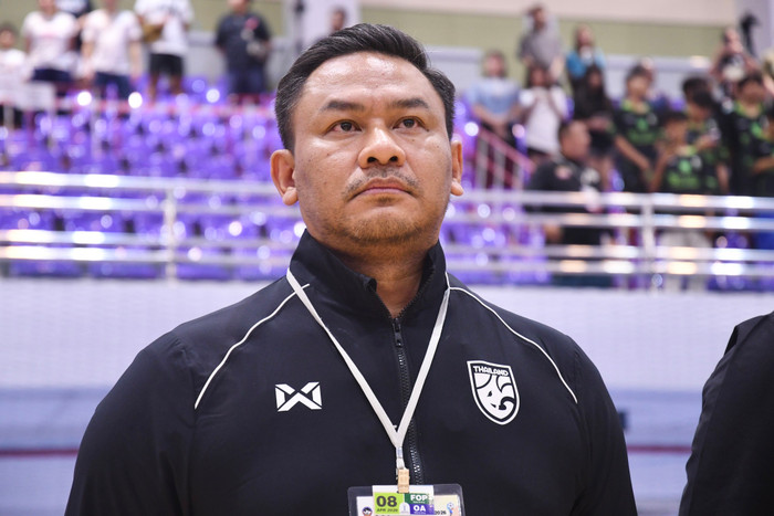HLV Thái Lan, Rakpol Sainetngam đã trả lời phỏng vấn sau trận đấu futsal vô địch Đông Nam Á trận thứ ba. Ảnh: FAT