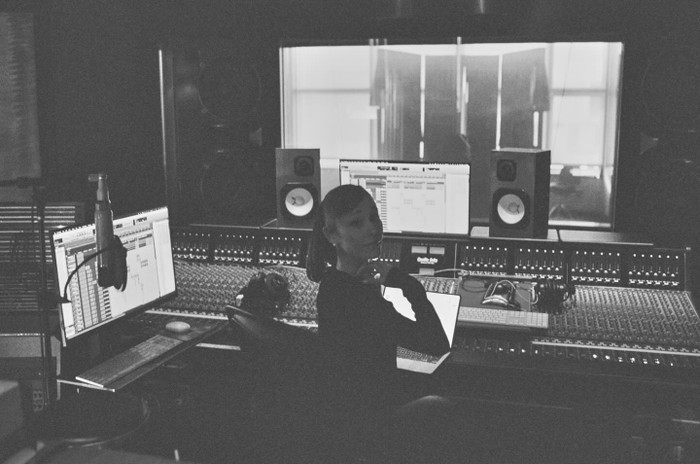 Ariana Grande bật mí quá trình thu âm album mới. (Ảnh: IGNV)