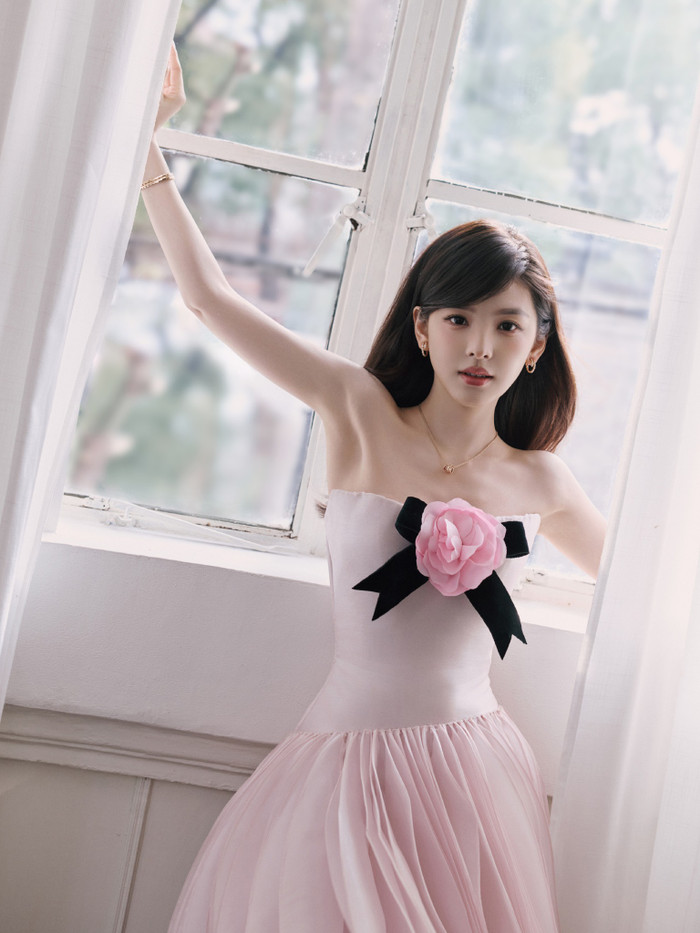 &nbsp;Xuất hiện trong thiết kế tông hồng pastel với điểm nhấn hoa trước ngực, nữ diễn viên ghi điểm nhờ vẻ đẹp trong trẻo.