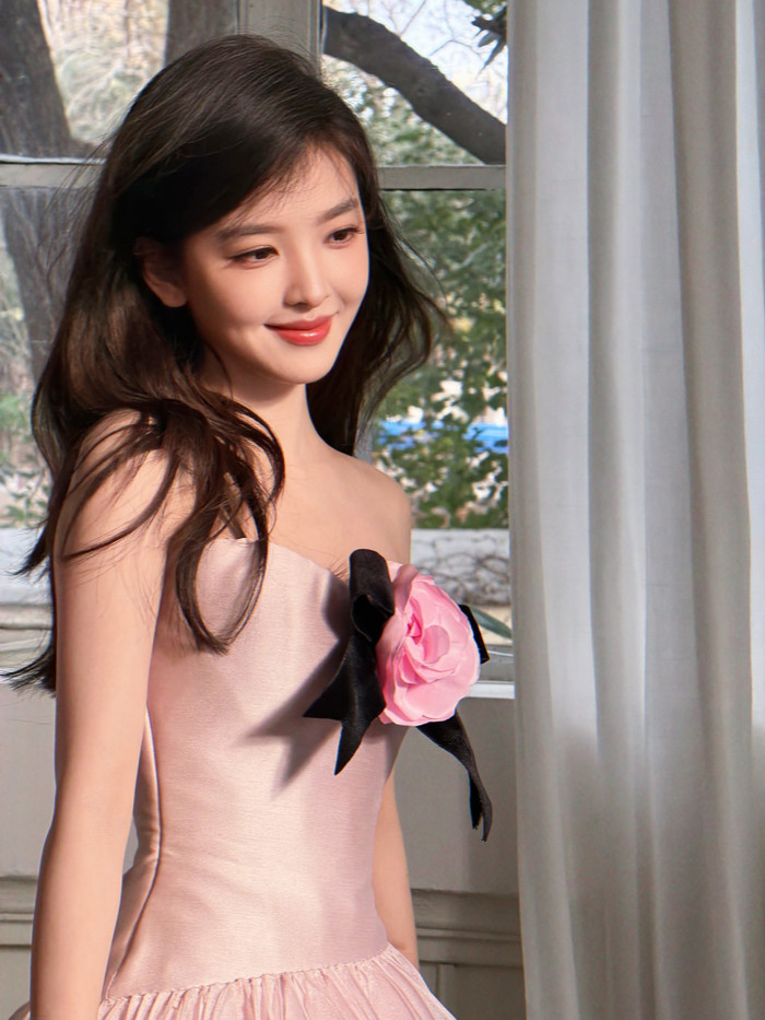 Chương Nhược Nam gây chú ý khi loạt hình ảnh mới của cô được lan truyền trên mạng xã hội.