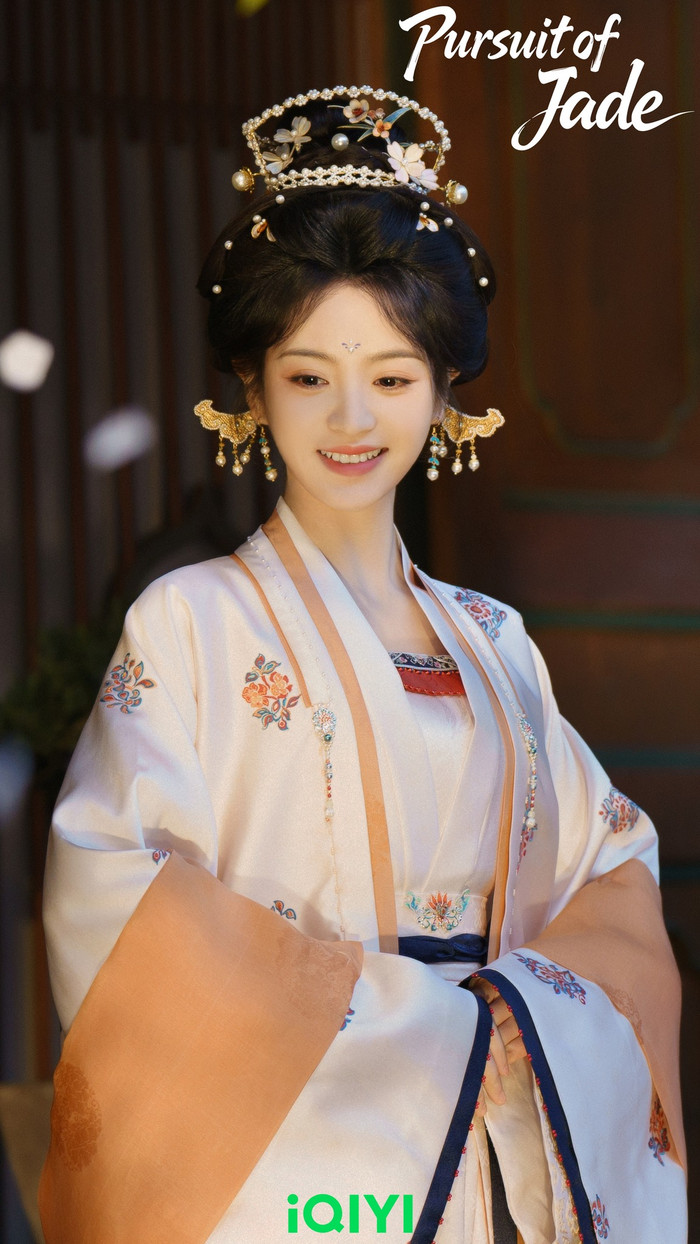 Xếp thứ hai với 148.900 fan tăng thêm, Điền Hi Vi tạo thiện cảm qua hình tượng nữ chính giàu năng lượng. Phàn Trường Ngọc - cô gái xuất thân bình dân nhưng mạnh mẽ không chỉ là người đồng hành mà còn đóng vai trò quan trọng trong hành trình giành lại công lý, giúp nữ diễn viên mở rộng tệp khán giả.