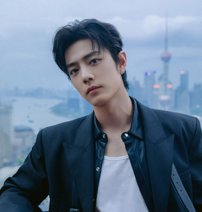 Thông tin Tiêu Chiến có mặt tại Thanh Đảo để tham gia buổi đọc kịch bản dự án Thập Nhật Chung Yên đã lan truyền mạnh mẽ.