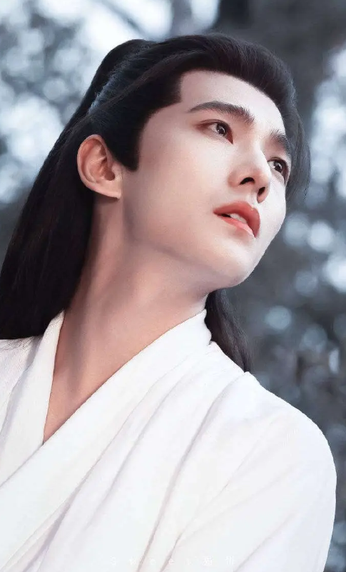 Bộ trang phục trắng tinh khôi kết hợp cùng kiểu tóc buộc gọn đơn giản đã tôn lên vẻ ngoài thư sinh của Dương Dương.&nbsp;