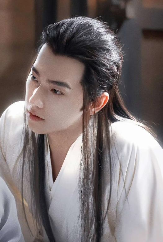 Tạo hình bạch y đầy khí chất của Dương Dương.&nbsp;