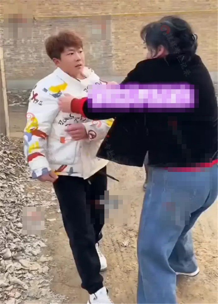 Bế cô gái lạ qua vũng bùn, chàng trai 'tá hỏa' trước yêu cầu của mẹ cô Ảnh 3