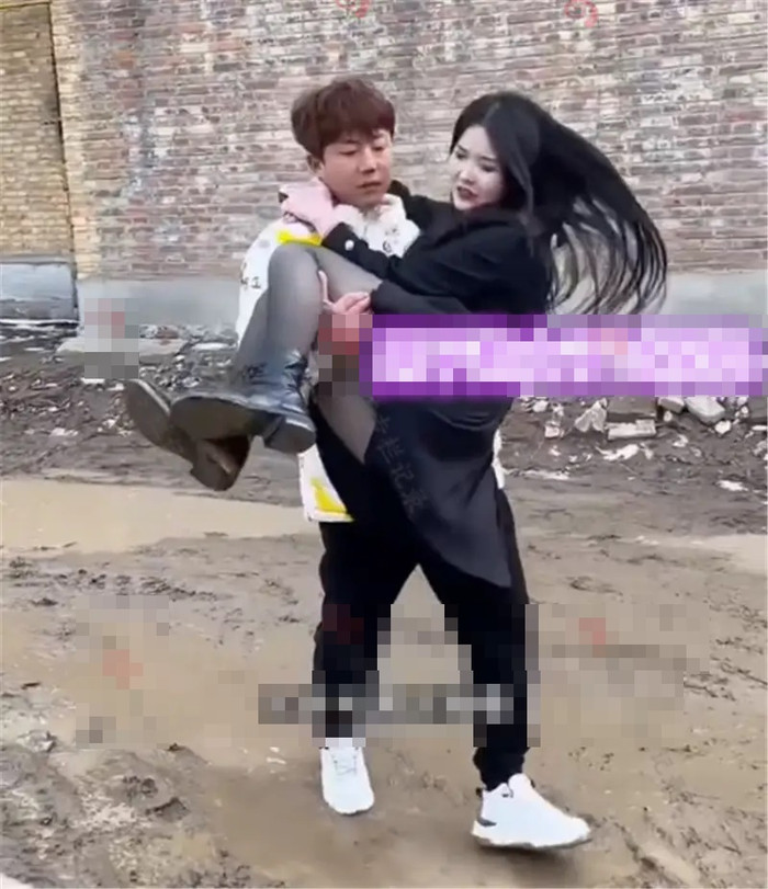 Bế cô gái lạ qua vũng bùn, chàng trai 'tá hỏa' trước yêu cầu của mẹ cô Ảnh 1