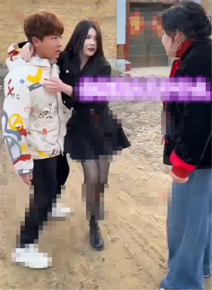 Bế cô gái lạ qua vũng bùn, chàng trai 'tá hỏa' trước yêu cầu của mẹ cô Ảnh 2