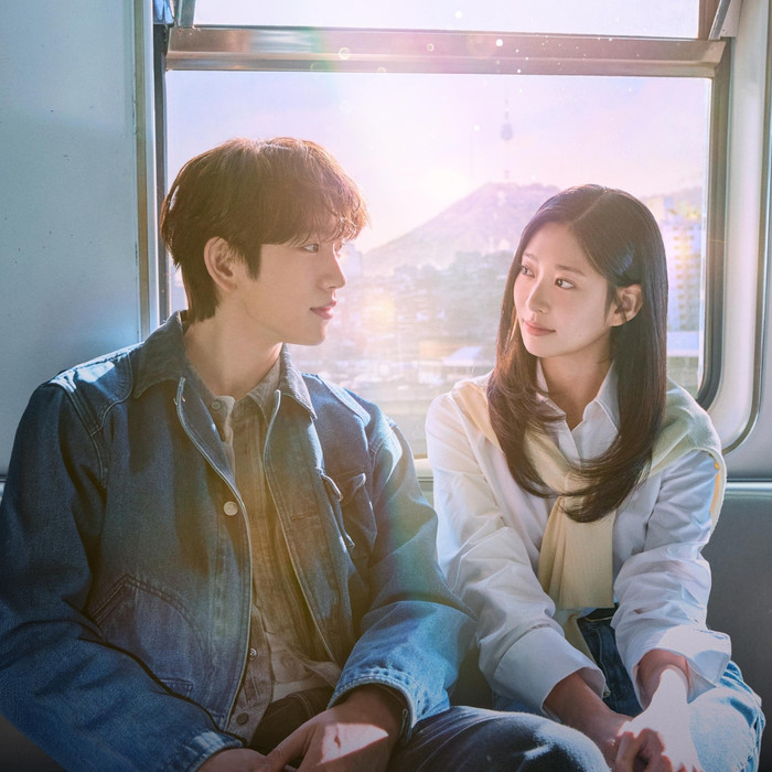Phát sóng từ 06/03/2026 trên JTBC và Netflix, Still Shining là lựa chọn tiêu biểu cho dòng phim chữa lành. Cặp đôi do Park Jin-young và Kim Min-ju thủ vai mang đến câu chuyện tình yêu kéo dài qua nhiều năm, với những vết thương cũ dần được hàn gắn khi họ gặp lại nhau sau một thập kỷ.