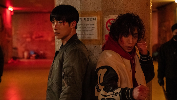 Lên sóng từ ngày 03/04/2026 trên Netflix, phần hai của Bloodhounds nhanh chóng chiếm lĩnh bảng xếp hạng nhờ nhịp phim dồn dập và những pha hành động mãn nhãn. Tái xuất với bộ đôi võ sĩ Gun-woo và Woo-jin, câu chuyện tiếp tục đào sâu vào thế giới đấm bốc ngầm quốc tế, nơi họ phải đối đầu với phản diện mới Baek-jeong do Jung Ji-hoon thủ vai. Sự kết hợp giữa kịch bản căng thẳng và diễn xuất chắc tay giúp phim duy trì sức hút ngay từ những tập đầu.